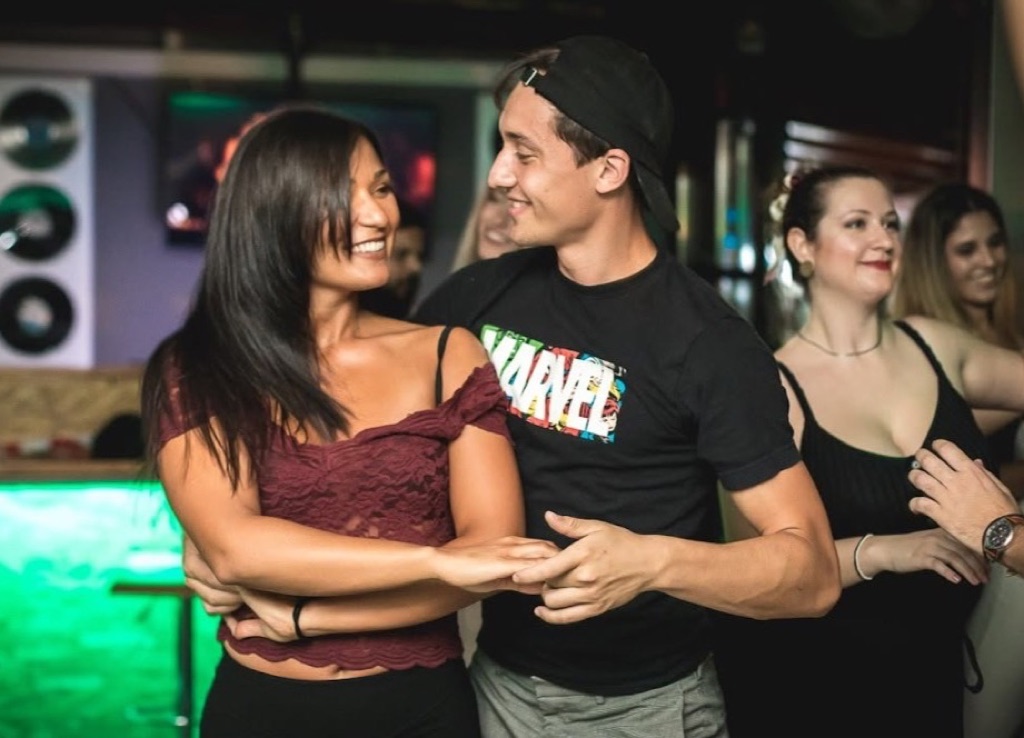 Ένα ζευγάρι χαμογελάει χορεύοντας σε social πίστα