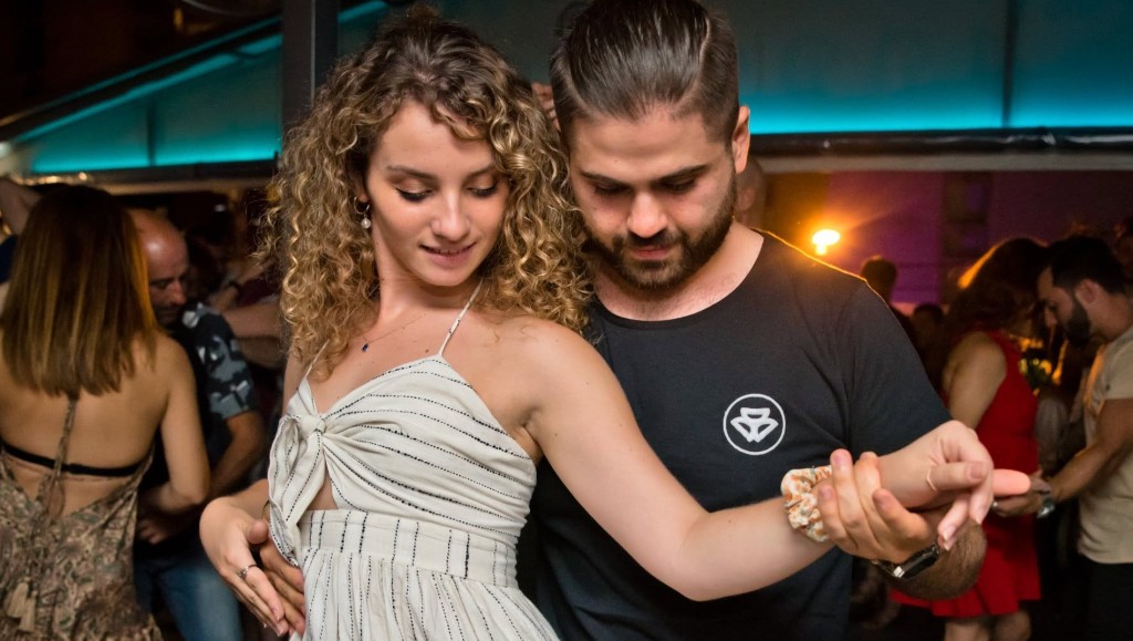 Ένα ζευγάρι χορεύει bachata σε κοντινή σύνδεση